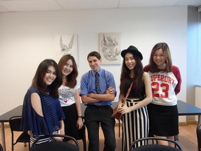 นักเรียนผู้หญิง 4 คนกับครูสอนภาษาอังกฤษในห้องเรียน